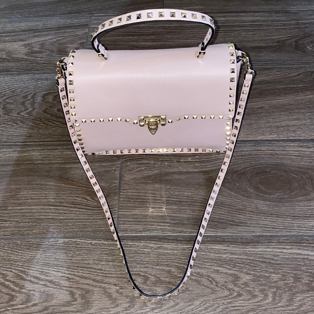 Valentino Garavani Grained Calfskin
Rockstud Top Handle Flap Shoulder Bag